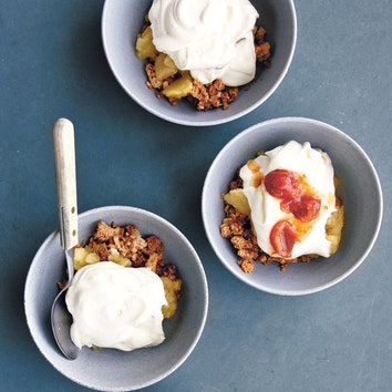 Apple cake with macaroons and cream